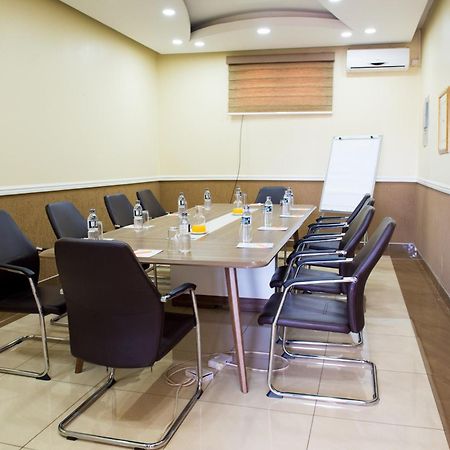 Crossroads Hotel Лілонґве Екстер'єр фото