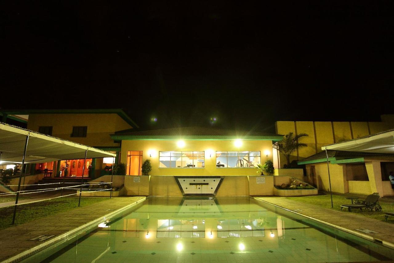 Crossroads Hotel Лілонґве Екстер'єр фото