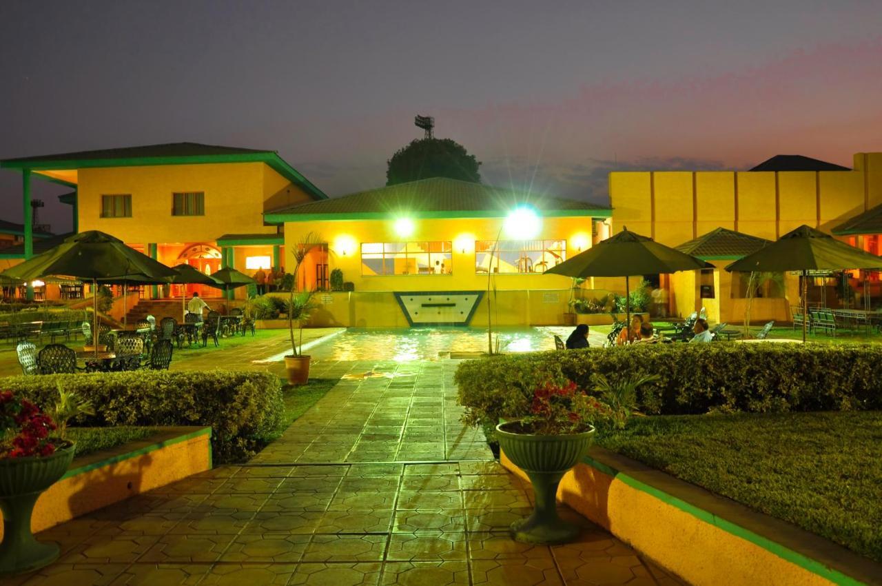 Crossroads Hotel Лілонґве Екстер'єр фото