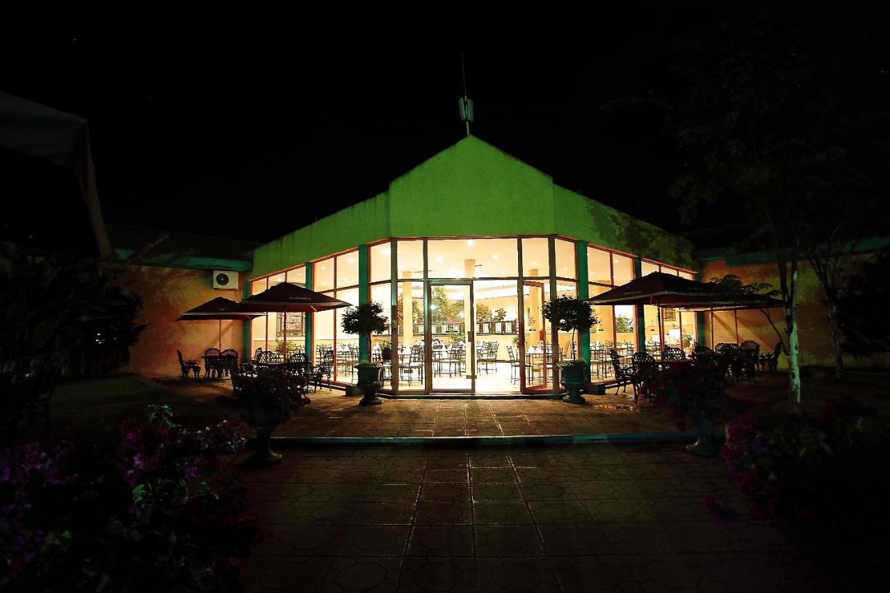 Crossroads Hotel Лілонґве Екстер'єр фото