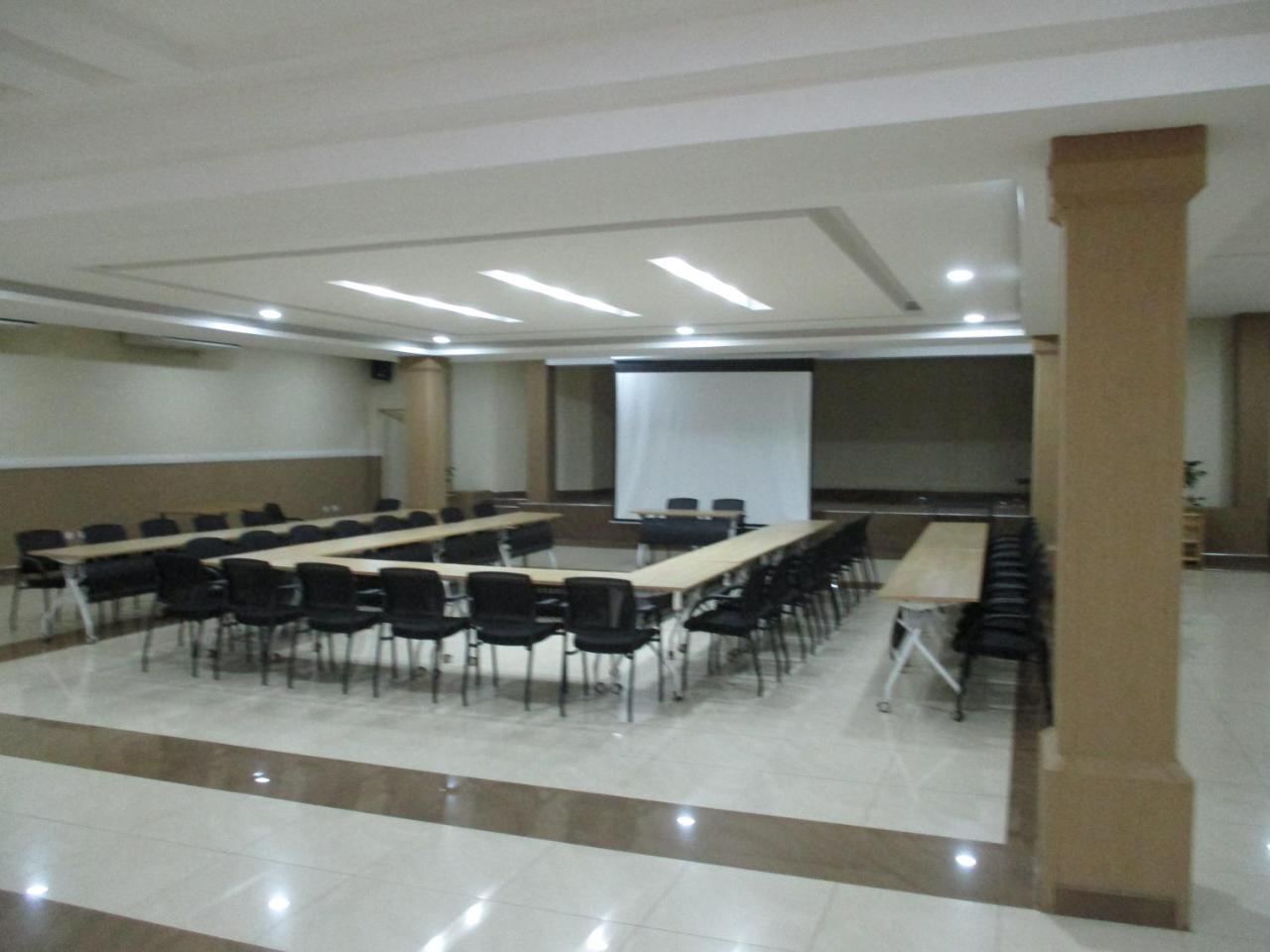 Crossroads Hotel Лілонґве Екстер'єр фото