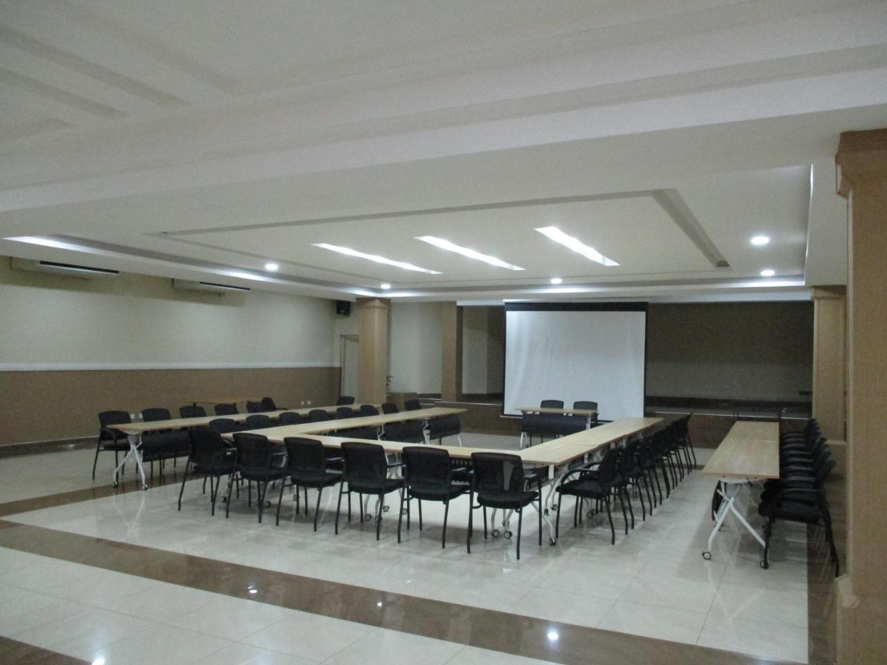 Crossroads Hotel Лілонґве Екстер'єр фото