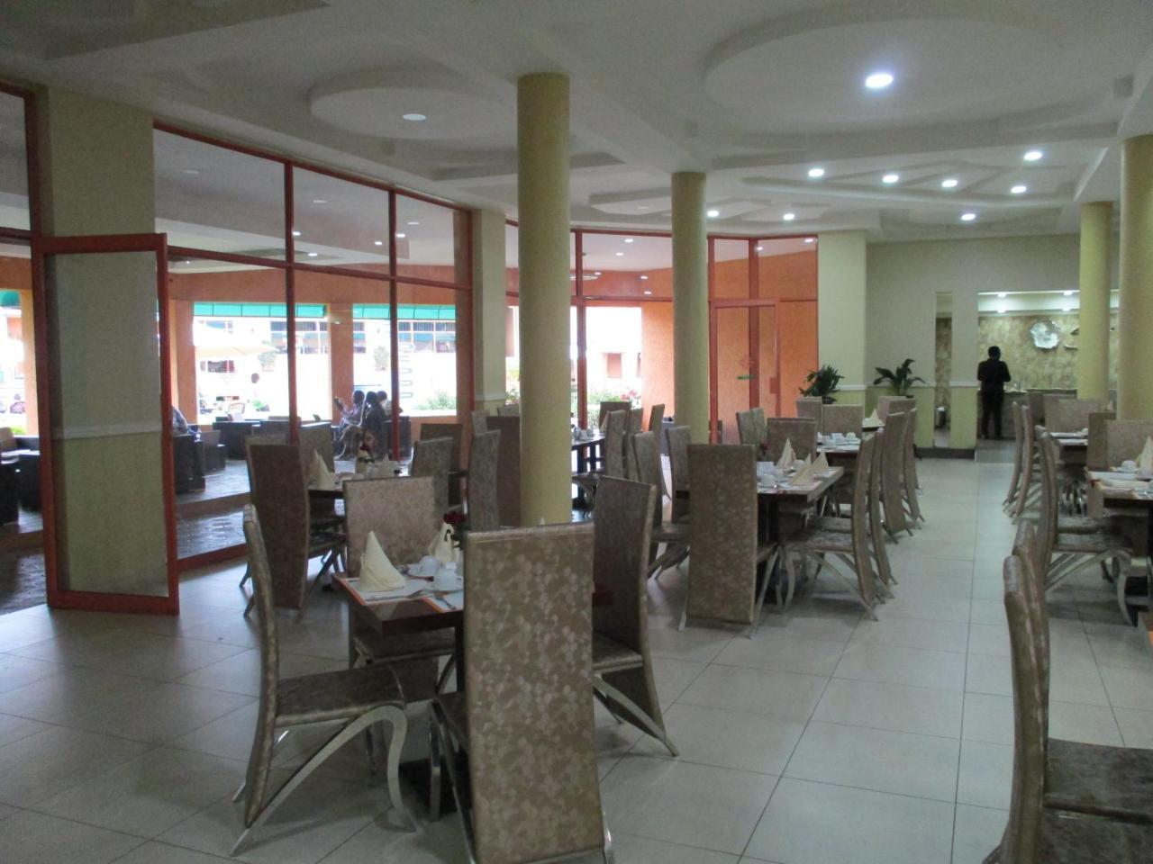Crossroads Hotel Лілонґве Екстер'єр фото